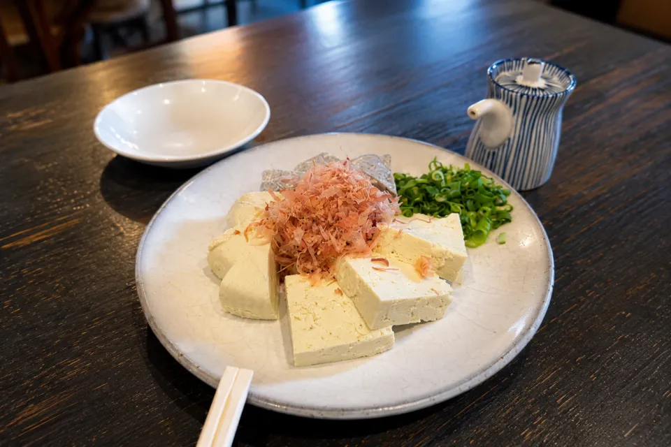 軽井沢 川上庵 本店の薬味と鰹節を添えた豆腐料理