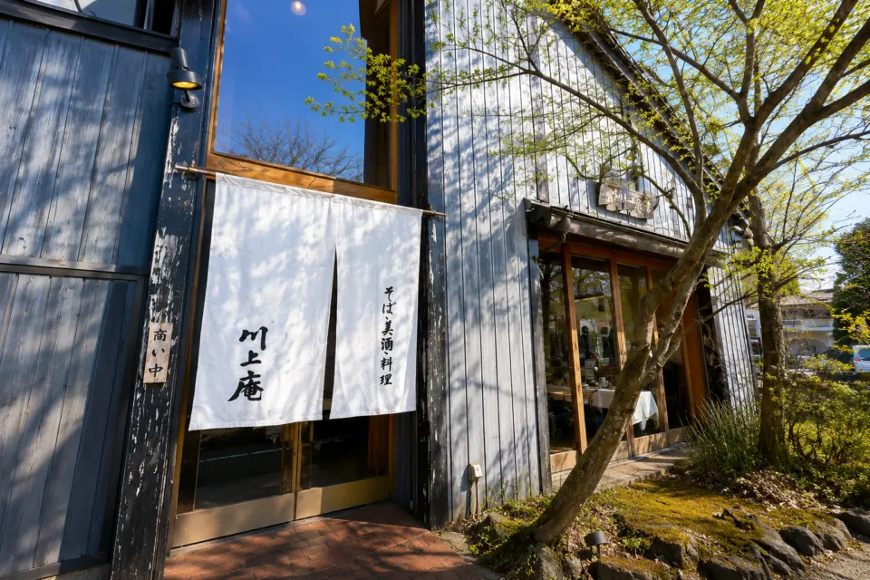 軽井沢 川上庵 本店の暖簾が掛かる店舗入口