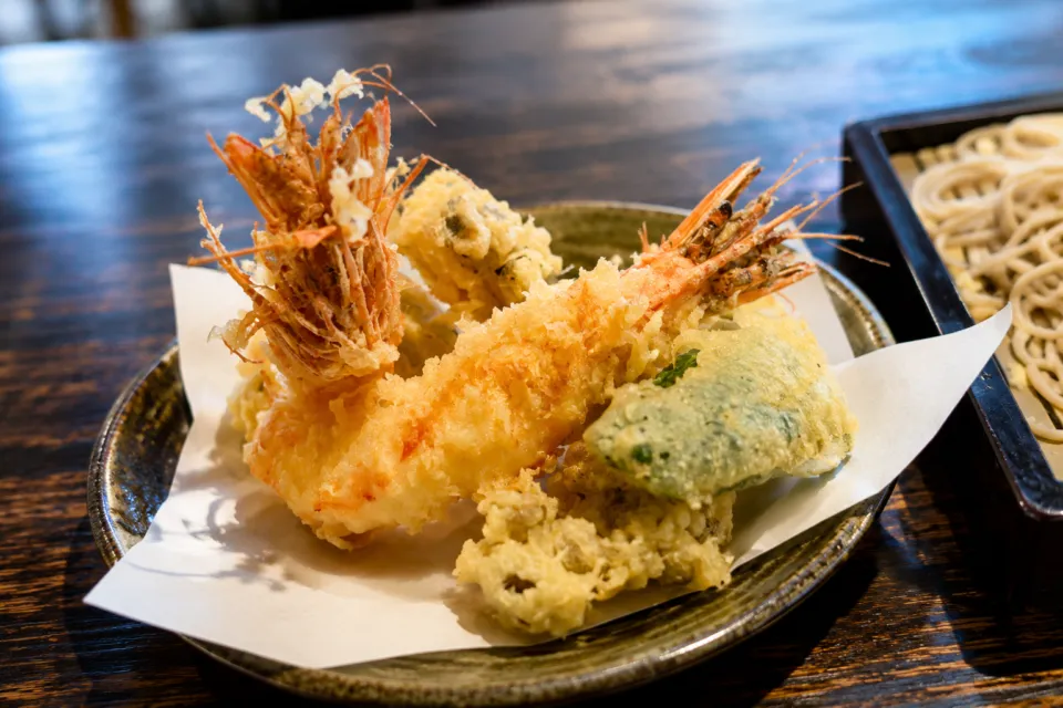 軽井沢 川上庵 本店の大きな海老と野菜の天ぷら
