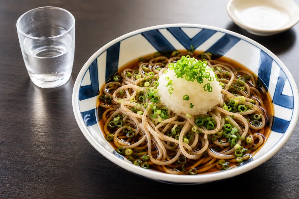 軽井沢 川上庵 本店の大根おろしと青ねぎをのせたそば