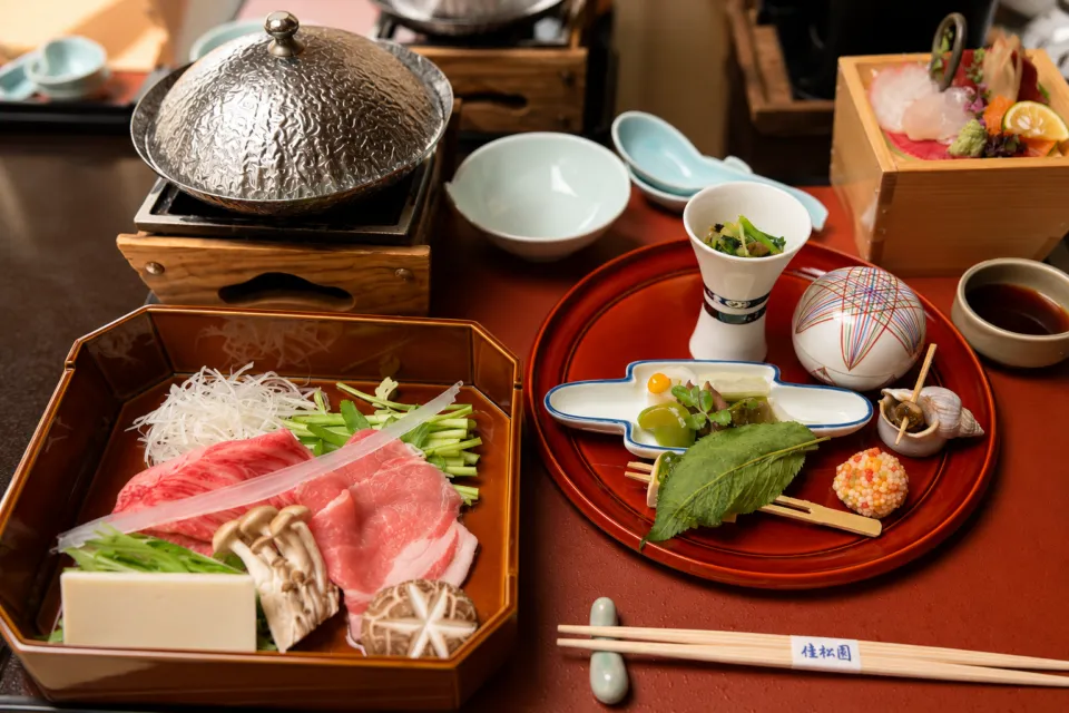 佳松園の肉料理と刺身を含む会席料理