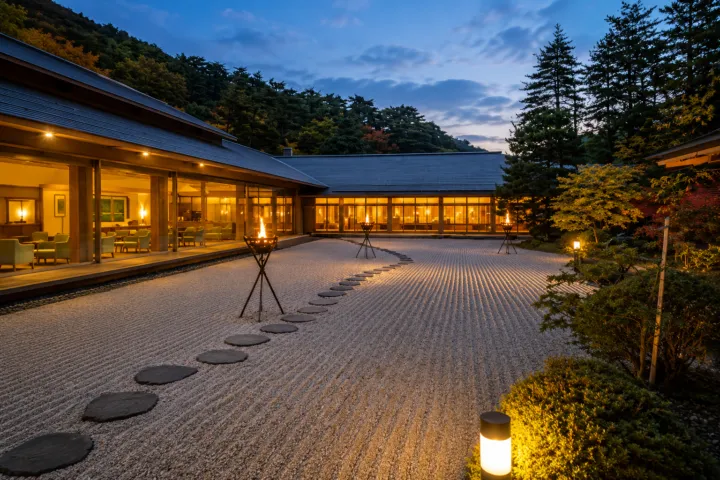 佳松園の夕暮れの中庭と建物外観