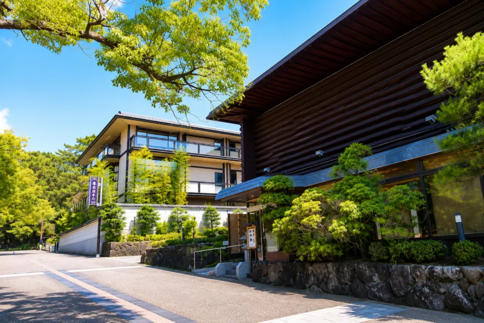 春日ホテルの緑に囲まれた外観