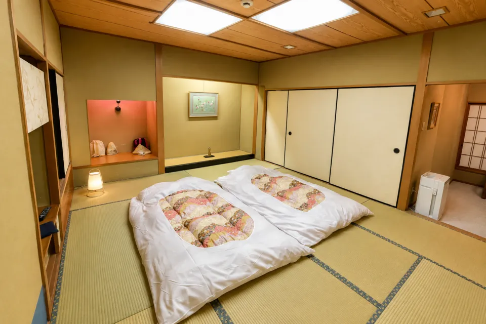 春日ホテルの布団を敷いた和室