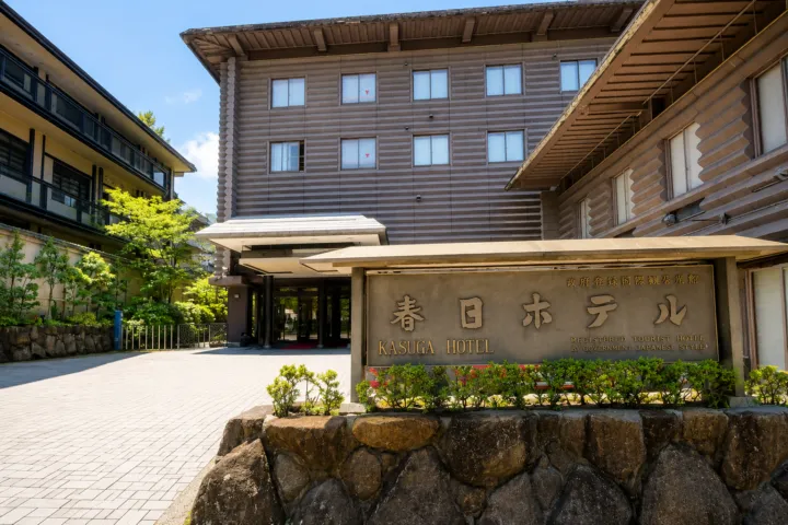春日ホテルの正面玄関と館名碑