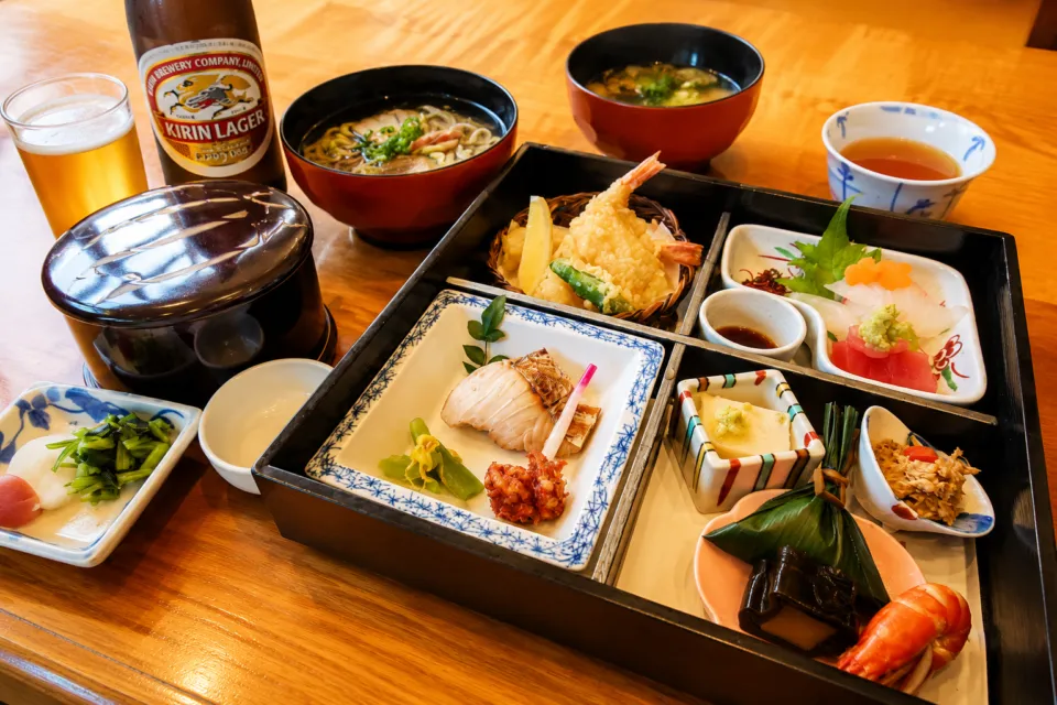 春日ホテルの天ぷらと刺身を盛り込んだ食事