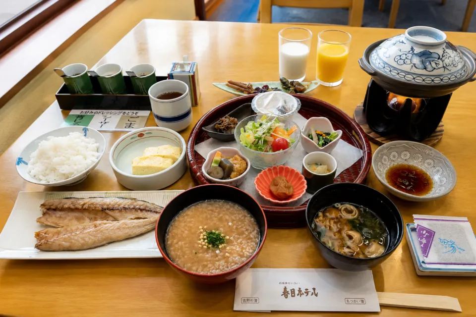 春日ホテルの焼き魚と茶粥の朝食