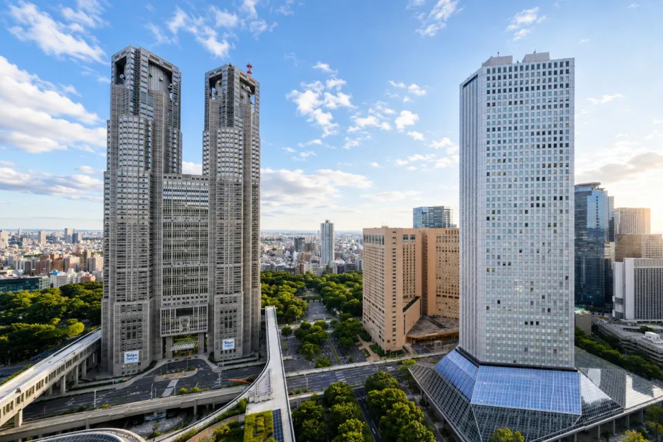 京王プラザホテルの東京都庁と新宿の眺望
