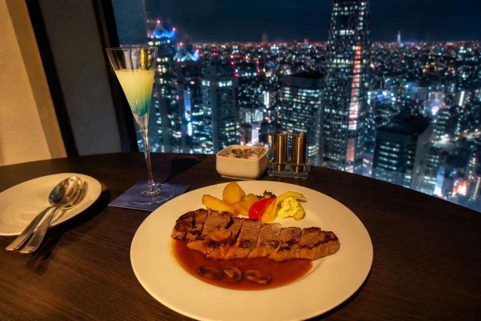 京王プラザホテルの夜景を望むステーキ料理
