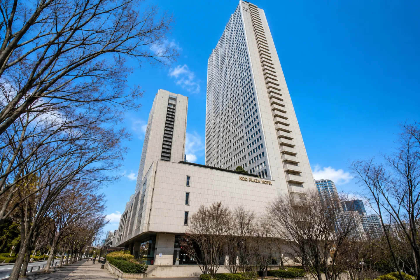 京王プラザホテルの高層棟が並ぶ外観