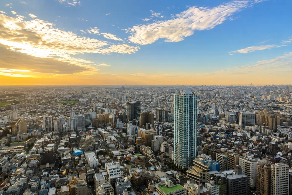 京王プラザホテルの夕暮れに広がる東京の街並み