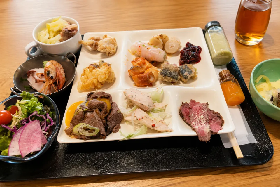 KIKI知床 ナチュラルリゾートの料理を盛り合わせたブッフェ