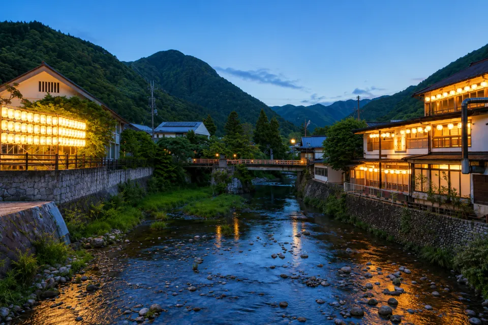 紀の国屋甚八の川沿いに広がる温泉街の夕景