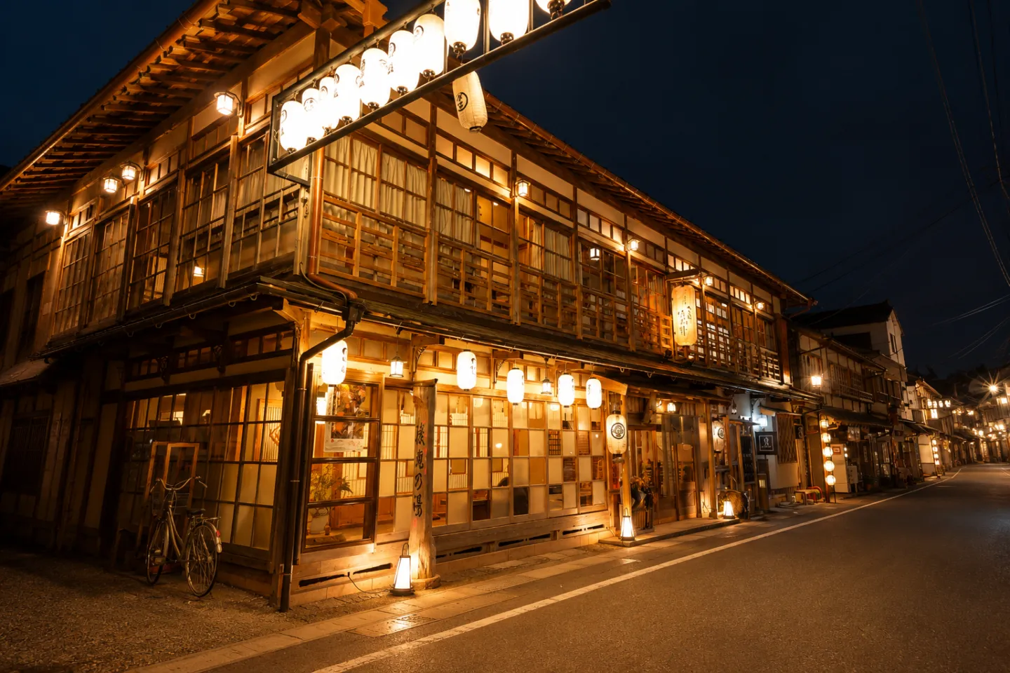 紀の国屋甚八の提灯が灯る夜の正面外観