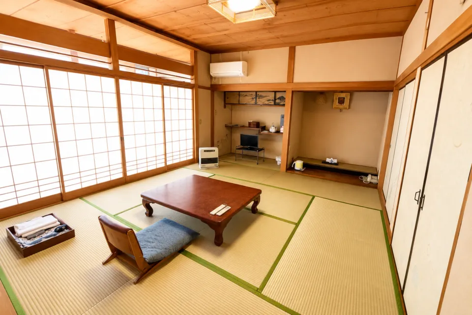 紀の国屋甚八の障子から光が入る畳敷きの和室