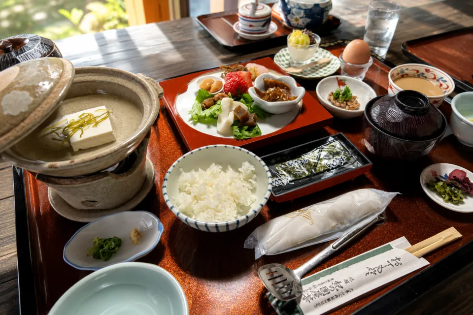 紀の国屋甚八の湯豆腐と小鉢を並べた食事膳