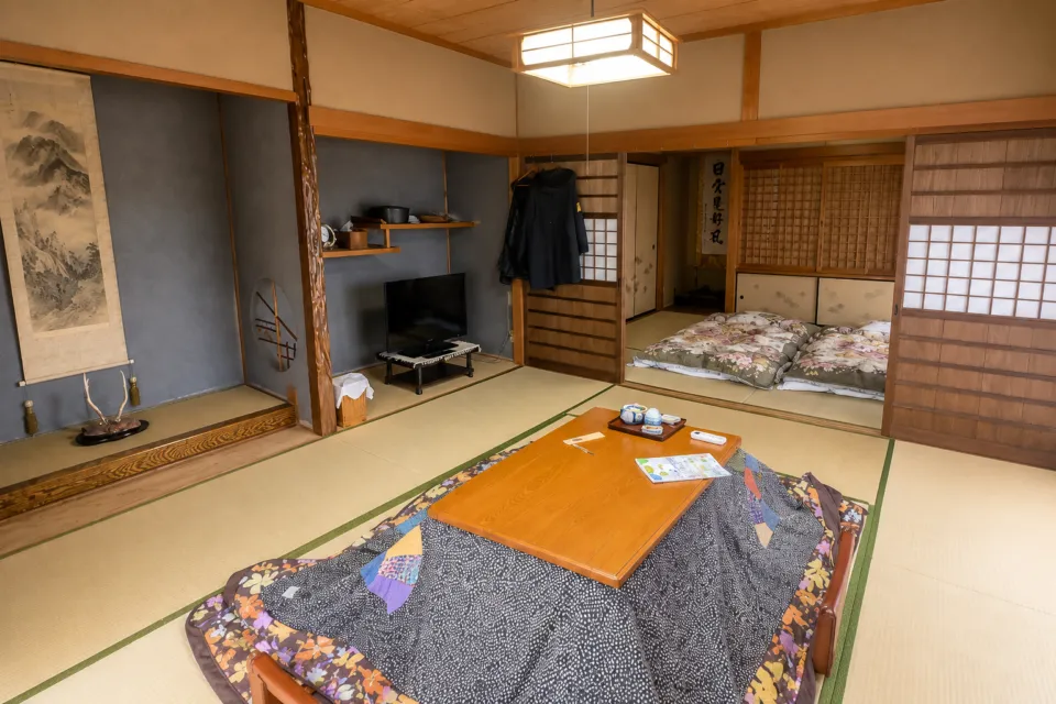 紀の国屋甚八の布団を敷いた二間続きの和室