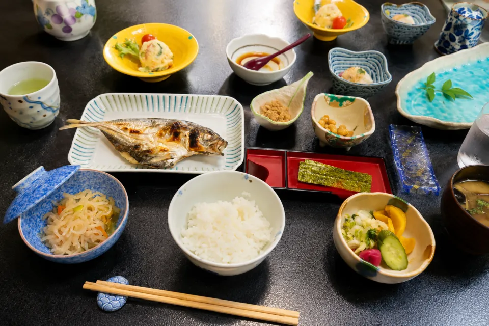 紀の国屋甚八の焼き魚と小鉢を並べた食事膳