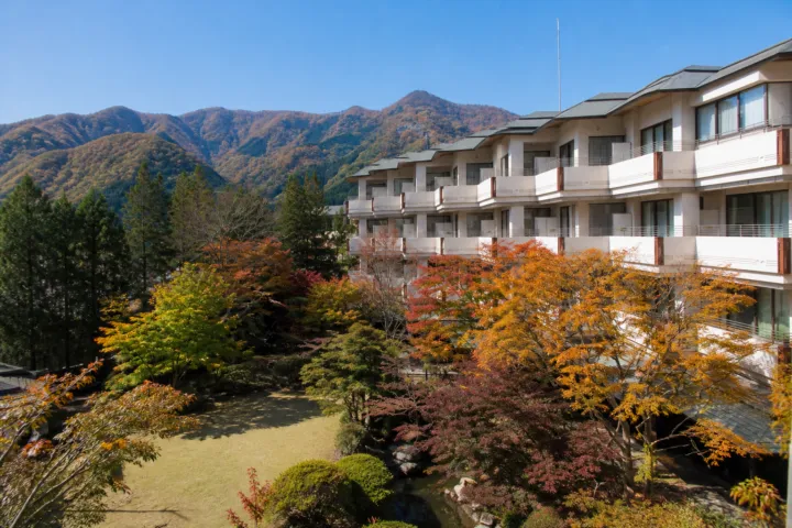 鬼怒川グランドホテル 夢の季の紅葉と山並みに囲まれた外観