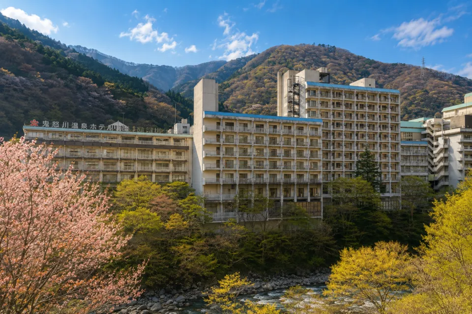鬼怒川温泉ホテルの山と川に囲まれた外観