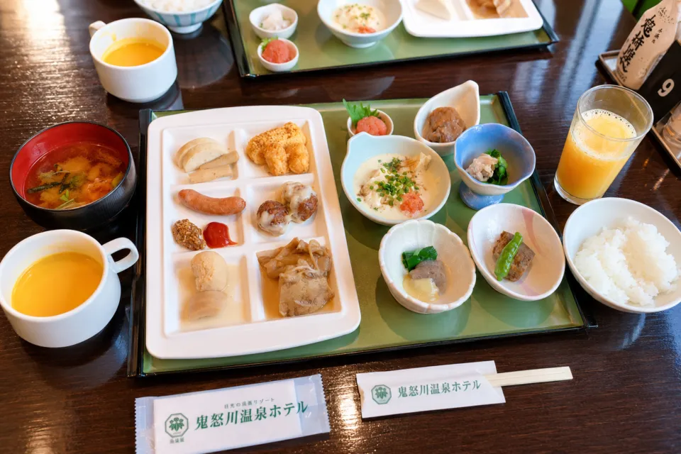 鬼怒川温泉ホテルの和洋料理が並ぶ朝食
