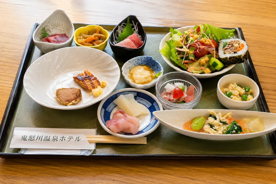 鬼怒川温泉ホテルの刺身や野菜料理を盛り付けた食事