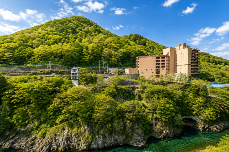 鬼怒川温泉ホテルの新緑に囲まれた建物