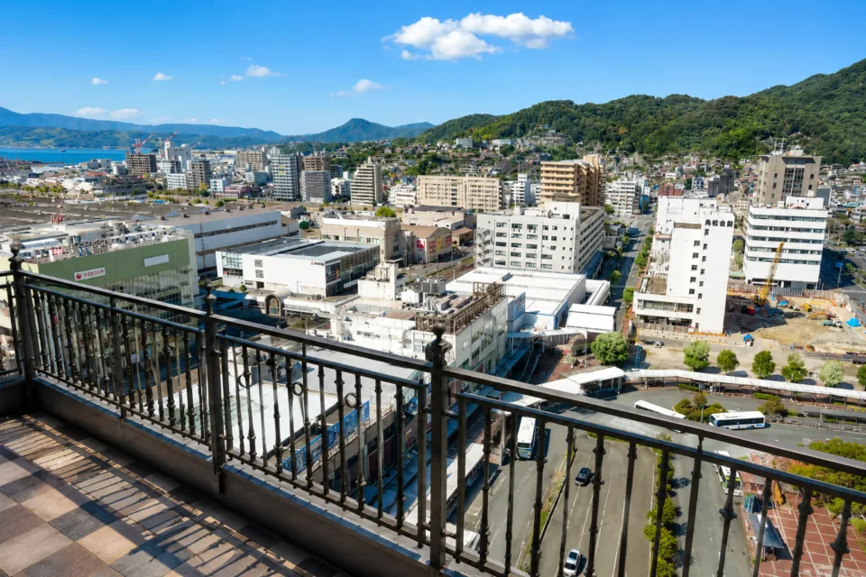 呉阪急ホテルの館内から望む呉市街と山並み