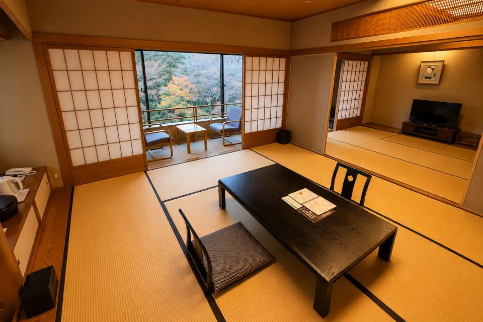 京都・嵐山 ご清遊の宿 らんざんの中庭を望む和室