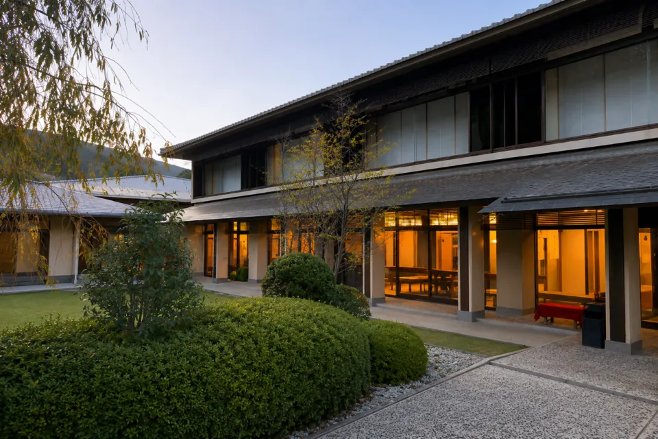 京都・嵐山 ご清遊の宿 らんざんの中庭に面した建物