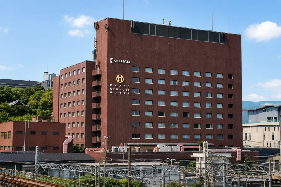京都センチュリーホテルの線路側から見た外観