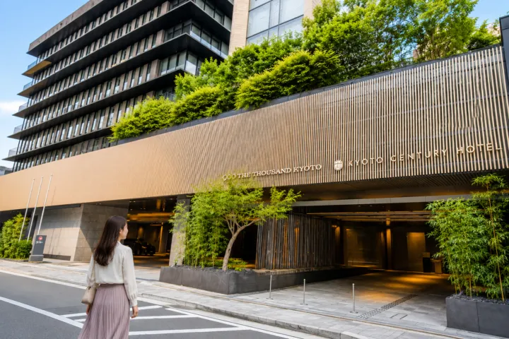 京都センチュリーホテルの正面入口と外観