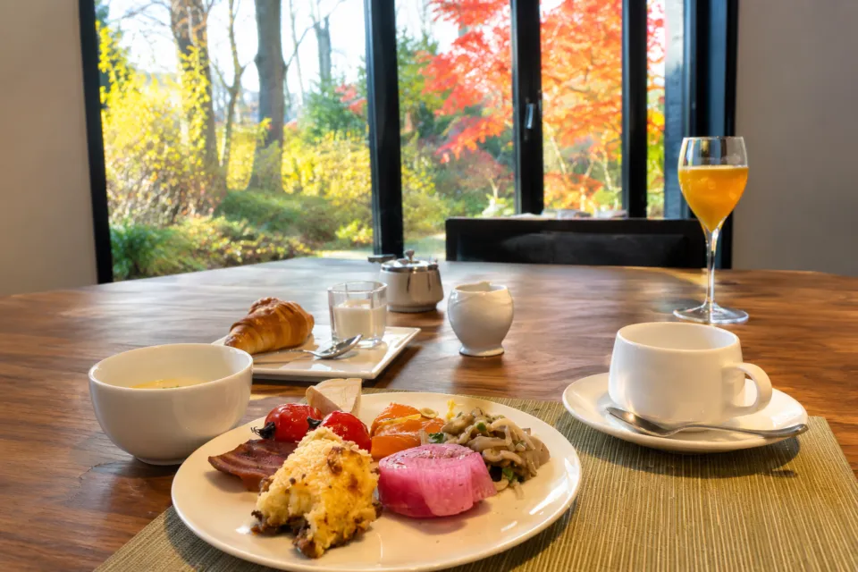 旧軽井沢KIKYOキュリオ・コレクションbyヒルトンの庭を望む朝食