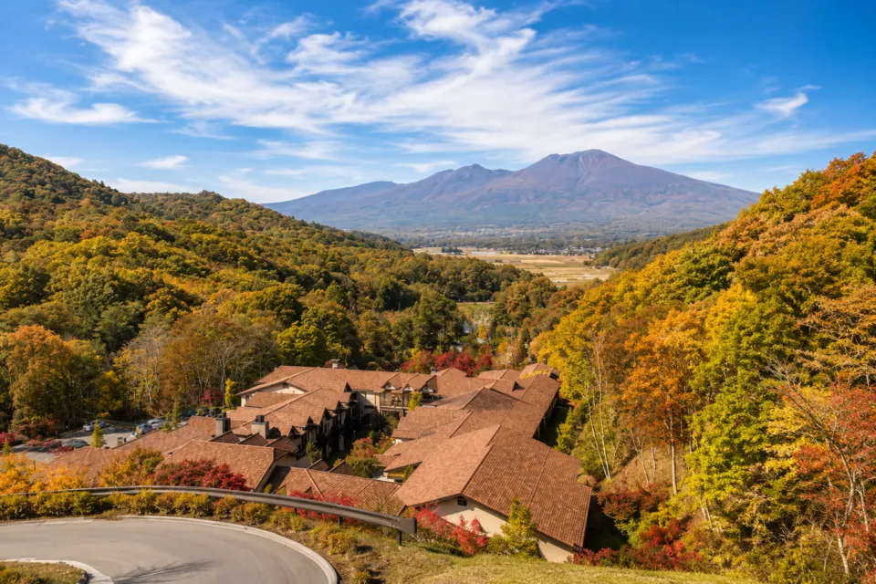 ルグラン軽井沢ホテル＆リゾートの敷地と浅間山を望む秋の景色