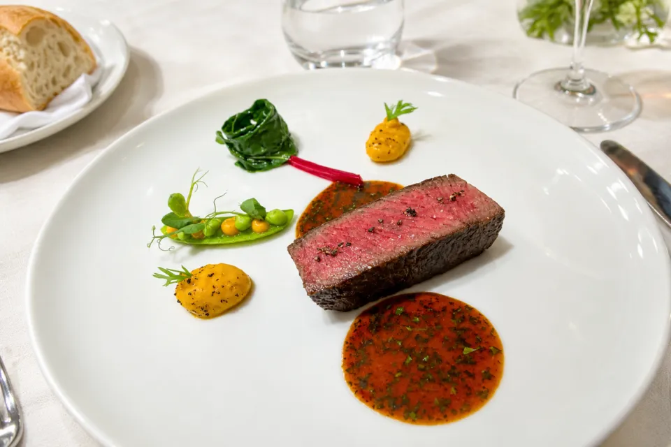 ロオジエの牛肉と野菜を盛り付けた料理