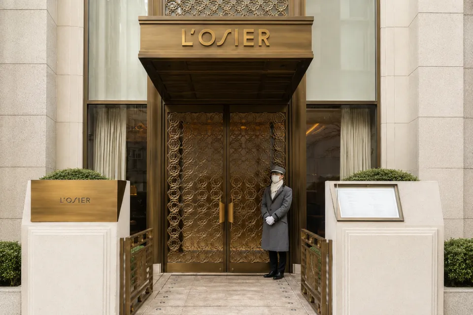 ロオジエの店名看板がある外観