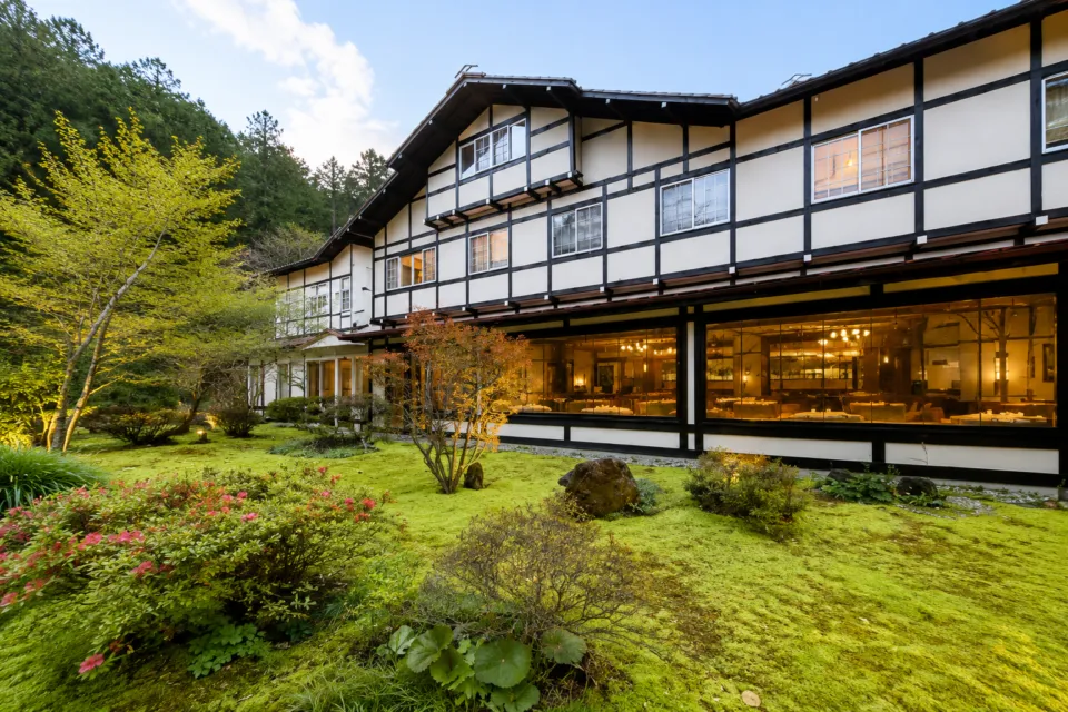 万平ホテルの庭園と建物外観