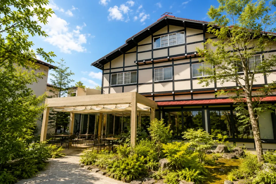 万平ホテルの庭園に面したテラス