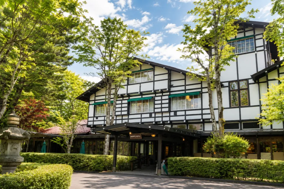 万平ホテルの正面玄関と建物外観