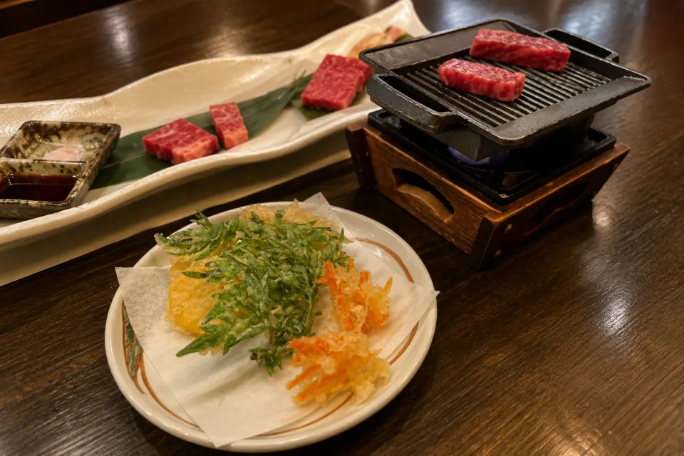松本浅間温泉 ホテル玉之湯の牛肉の陶板焼きと野菜の天ぷら