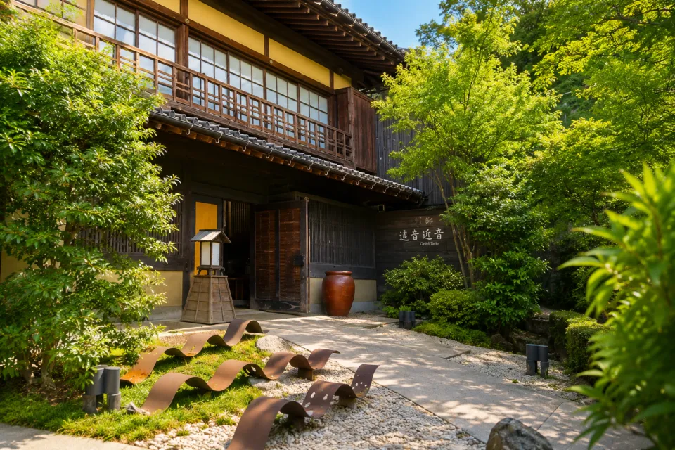 汀邸 遠音近音の緑に囲まれた玄関