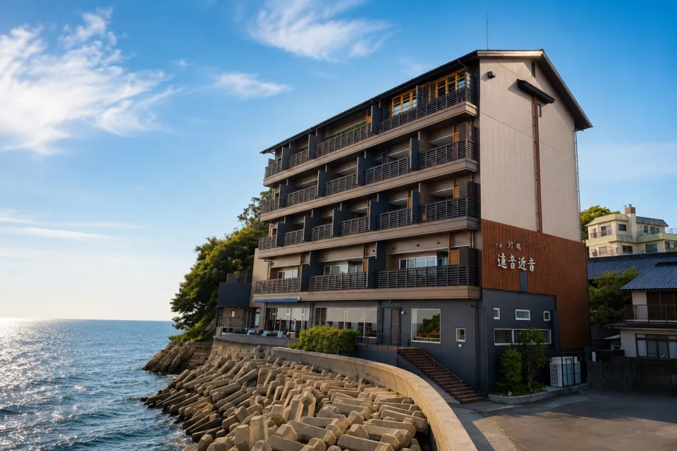 汀邸 遠音近音の海沿いに建つ建物外観
