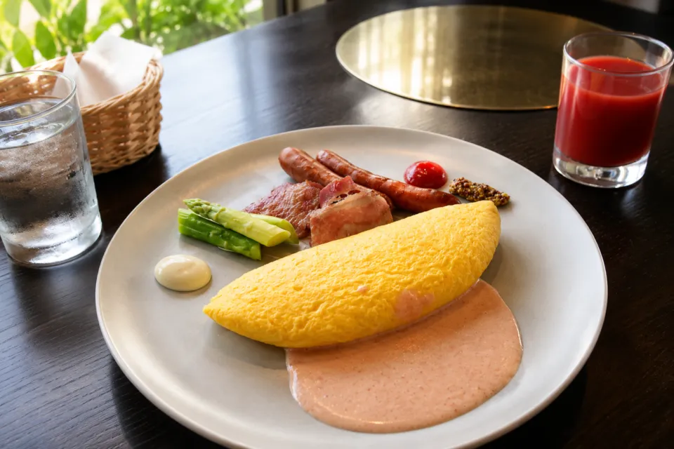 都ホテル 博多のオムレツと肉料理の朝食プレート