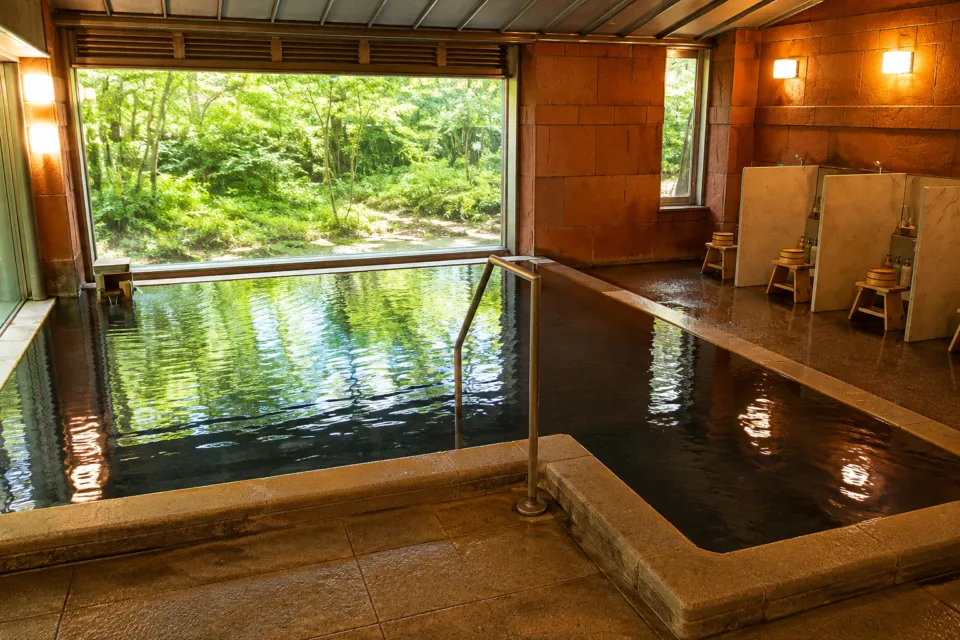 那須温泉 山楽の庭園を望む内湯
