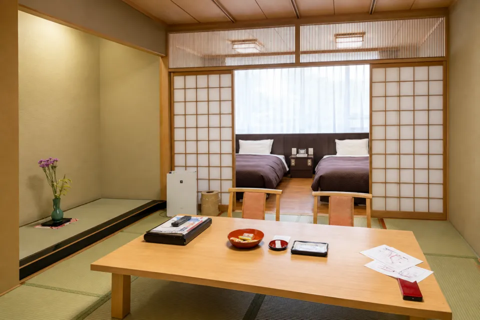 日光千姫物語の床の間とツインベッドがある客室