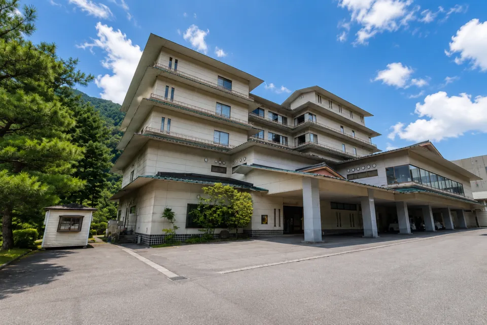 日光千姫物語の青空の下に建つ外観
