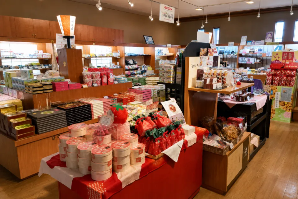 日光千姫物語の土産品が並ぶ売店