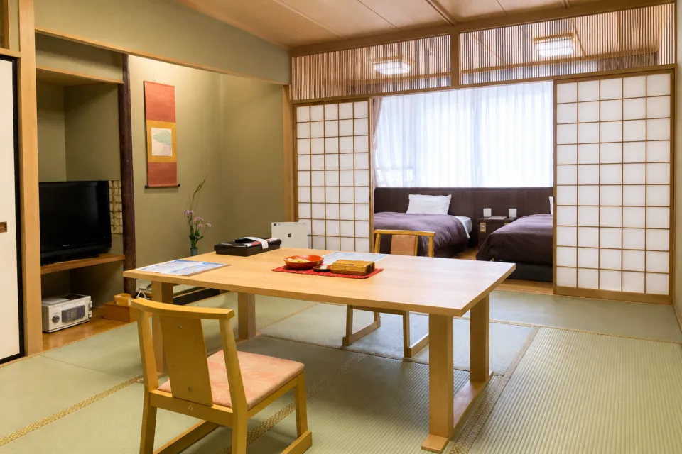 日光千姫物語の畳とツインベッドを備えた客室
