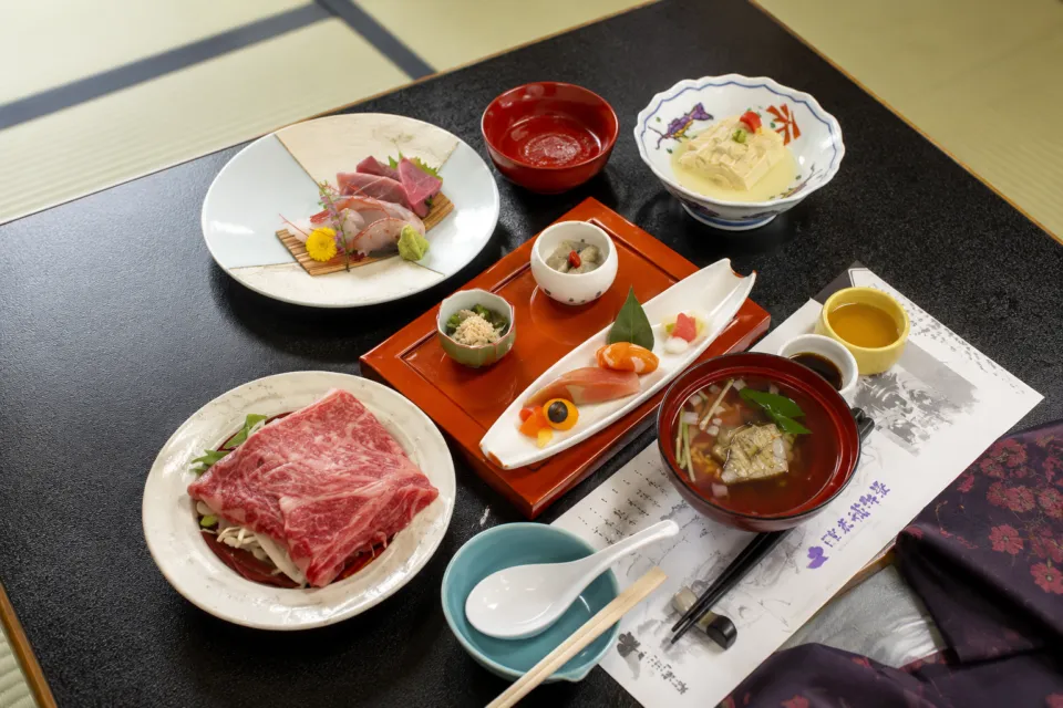 日光千姫物語の牛肉や刺身を含む懐石料理