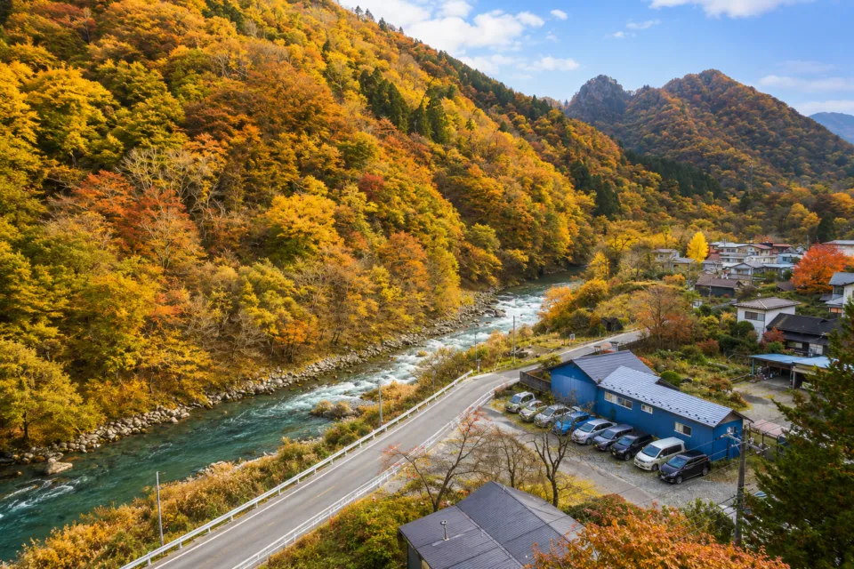 日光千姫物語の紅葉した山並みと川の眺望